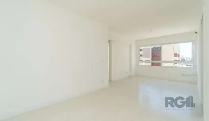 Ótimo apartamento de 2 dormitórios no bairro Menino Deus! São 60,49m² de área privativa distribuídos em living para dois ambientes, lavabo,  2 dormitórios, banheiro social, cozinha com churrasqueira, 