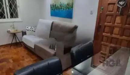 Apartamento Térreo no Bairro Partenon semi-mobiliado, totalmente reformado, com 1 quarto, hidráulica e elétrica novas (110V e 220V). Living de dois ambientes com rebaixo em gesso, banheiro social ampl