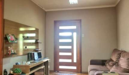 VENDE-SE CASA DE ALVENARIA NO BAIRRO TERESÓPOLIS,  em um terreno de 14x14m.&lt;BR&gt;A casa possui  3 dormitórios,  sala ampla para 2 ambientes, cozinha americana, área de serviço e pequeno pátio nos 