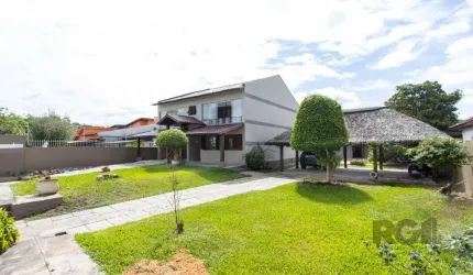 Casa principal com 4 quartos, sendo 1 suíte, além de sala de estar e jantar, cozinha e lavanderia. Nos fundos, um espaço de lazer completo com piscina, salão de festas  -  4 banheiros no total.&lt;BR&