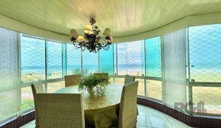 Uma verdadeira raridade à venda! Este espetacular apartamento beira-mar oferece uma vista deslumbrante e todo o conforto que você procura. Com 4 dormitórios, sendo 2 suítes, o imóvel possui um amplo l