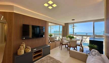 Este excelente apartamento à venda em Capão da Canoa oferece a oportunidade de viver com conforto e uma vista maravilhosa para o mar. Com 02 dormitórios, sendo 1 suíte, o imóvel conta com um banho soc