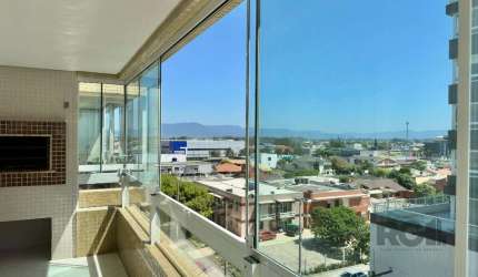 Apartamento à venda em Capão da Canoa, com 2 dormitórios, sendo 1 suíte, e banho social. O imóvel é mobiliado e conta com uma churrasqueira na sacada, oferecendo uma vista incrível para o mar. A lavan