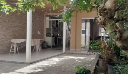 Casa de Alvenaria sólida de 200,00m² com terraço de 23m²..&lt;BR&gt;&lt;BR&gt;Bairro Gloria/Medianeira.&lt;BR&gt;TÉRREO: Hall,  lavabo, sala de estar com 2 ambientes, sala de jantar, ampla cozinha, va