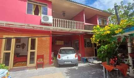 Descubra seu refúgio perfeito nesta encantadora casa à venda em Porto Alegre, localizada na tranquila Avenida Mena Barreto, no bairro Santa Maria Goretti. Esta residência impressionante de 3 quartos e