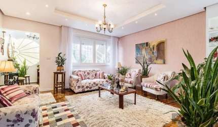 A casa dos seus sonhos para viver momentos inesquecíveis! Esta charmosa casa térrea de 290m² é um verdadeiro refúgio para quem valoriza espaço, conforto e momentos de lazer em família. Localizada em u