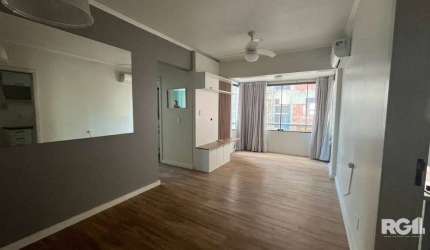 Apartamento 02 dormitórios  Living amplo para 2 ambientes com sacada integrada Piso Vinculo com home e espelho na parede,  uma vaga de garagem, localizado ao lado do Zaffari. Ele foi recentemente refo