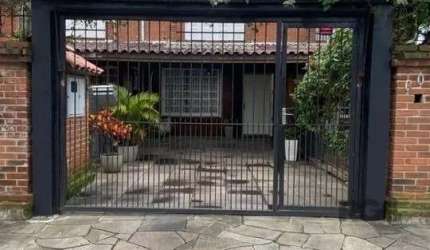 Casa aconchegante, com 2 quartos, sala de estar, cozinha e lavabo, área de serviço com churrasqueira e teto retrátil. Área em frente ao imóvel (11m2), de uso exclusivo, para até 2 carros.