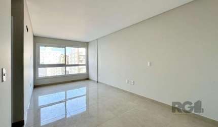 Este apartamento à venda oferece conforto e praticidade, com dois dormitórios, sendo um deles suíte, e uma sacada com vista livre, proporcionando um ambiente agradável e iluminado. Nunca foi habitado,