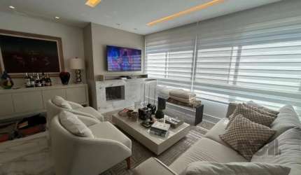 Este elegante imóvel combina conforto, sofisticação e uma localização privilegiada. Com 3 dormitórios, incluindo uma suíte aconchegante, oferece sala espaçosa , cozinha estilo americana.&lt;BR&gt;O ap