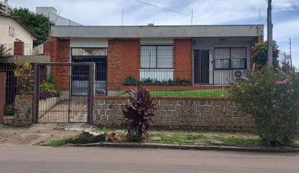 Excelente casa térrea no Bairro Jardim do Salso. Casa da frente com duas salas (estar e jantar), dois amplos dormitórios, bem iluminados e arejados, sendo um com suíte, um banheiro, cozinha, dependênc
