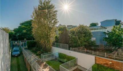 Descubra o equilíbrio perfeito entre sofisticação, conforto e modernidade nesta belíssima residência de 326m²! Com uma arquitetura contemporânea e acabamento de alto padrão, esta casa é ampla e aconch