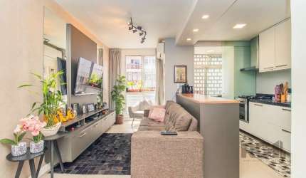 Apartamento semimobiliado, móveis sob medida: armários dormitórios, ar condicionado split, cozinha americana e banheiro. &lt;BR&gt;O imóvel possui 2 dormitórios, living, cozinha, área de serviço.&lt;B