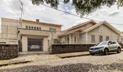 À venda uma incrível casa residencial na Vila Ipiranga, na região sul do Brasil, localizada estrategicamente na Av. Benno Mentz, próxima à Igreja Nossa Senhora do Trabalho e próximo também de transpor