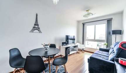 Apartamento Mobiliado de Alto Padrão na Cidade Baixa - Vista Privilegiada Apresentamos um apartamento impecável, 100% mobiliado e pronto para morar! Com 49,25m², este belíssimo imóvel se destaca pelo 