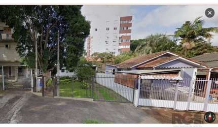 No Bairro Cristo Redentor, na Rua Edmundo Bastian, 1155 Terreno com Casa de Alvenaria - Terreno na 8,80 x 39,60 - 352 m2. Casa Alvenaria - 80m² de 02 Dormitórios. Preço e disponibilidade do imóvel suj