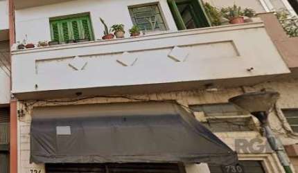 Compre jk, no 2°andar,silencioso,com máquina de lavar, banheiro, e cozinha com bom espaço.Edifício Residencial localizado na Rua Marechal Floriano, no Centro Histórico, imediações com Zaffari Fernando