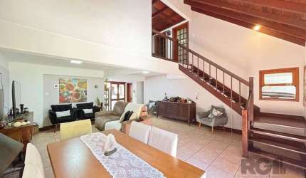Desfrute do conforto e da qualidade de vida morando em uma casa em condomínio, em um dos bairros mais charmosos de Porto Alegre. Esta casa em condomínio possui 220m² de área construída, sem considerar