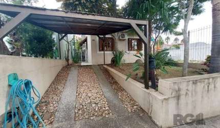 Descubra o seu novo lar na charmosa cidade de Porto Alegre, Rio Grande do Sul! Esta encantadora casa, localizada na Rua Derocy Peres da Palma 1 fase, no bairro tranquilo de Lomba do Pinheiro, está à v