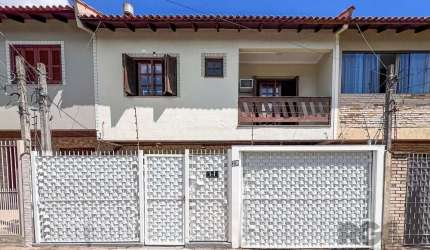 Se você está procurando uma casa que ofereça conforto, espaço, então esta casa geminada de dois andares com 114m² de área construída é a escolha perfeita para você e sua família! Com uma disposição in