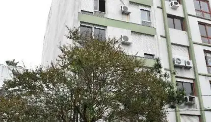 JK - Imóvel SEMI MOBILIADO com 28m2, com hall, living com à cozinha integrada,  banheiro, posição de fundos, piso laminado, quarto andar (pavimento 5), com 2 elevadores. Localizado nas imediações da R