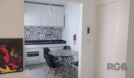 Lindo apartamento bem iluminado  arejado , amplo com 1 dormitório 1 banheiro social.&lt;BR&gt;O condomínio fica localizado  na Fernando Machado - próximo as principais avenidas e com todas as oportuni