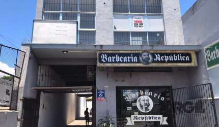 Prédio à venda na Avenida Bento Gonçalves, Partenon, Porto Alegre com duas entradas sendo uma pela rua Saldanha da Gama 700  Área privativa de 300m² e área total de 548m². 8 vagas de estacionamento 5 