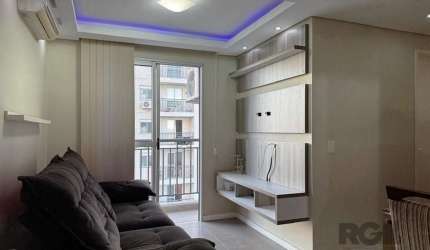 Apartamento com sacada e elevador, totalmente mobiliado e no 5ºandar! Venha conhecer este imóvel no Condomínio Alameda das Tulipas, na região que mais cresce em Canoas: o bairro Igara. São 3 dormitóri