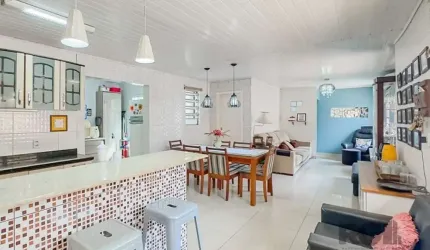 Casa Ampla e Completa 200m² Privativos Excelente Localização! 2 dormitórios (1 suíte) Living 3 ambientes amplo, iluminado e bem ventilado Cozinha americana integrada + área de serviço separada 3 banhe