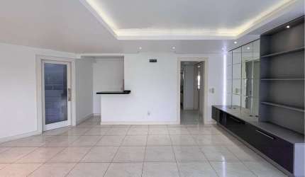 Descubra o equilíbrio perfeito entre conforto, sofisticação e localização privilegiada neste incrível apartamento de 146m², situado no coração de Canoas. Localizado no sexto andar, este imóvel encanta