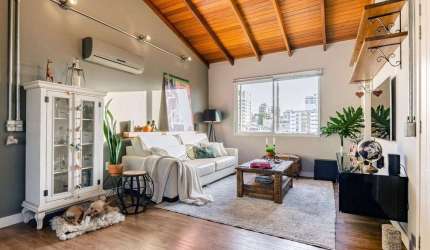 Quando a gente entra nesse apartamento a gente se sente abraçado. Mas, antes de entrar na poesia dele, vamos a um aspecto direto e reto: é um apartamento de ULTIMO ANDAR. Ultimo andar, minha gente! Aq