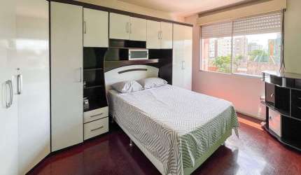 Descubra seu novo lar em Canoas, RS, em um apartamento acolhedor e funcional com preço reduzido, localizado na Rua Araçá, próximo a Churrascaria Brasil. Este imóvel exclusivo, pronto para transferênci