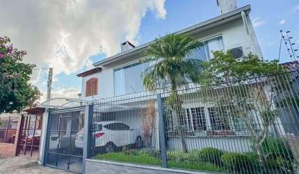 Descubra esta encantadora casa mobiliada à venda no Bairro Santa Maria Goretti, na Zona Norte de Porto Alegre, uma joia residencial com excelente preço. Esta propriedade é ocupada pelo proprietário e 
