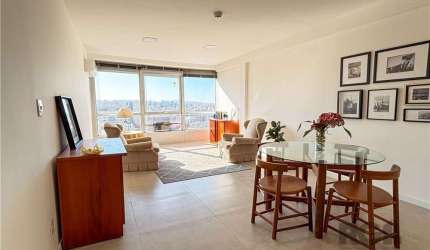 Se você busca um espaço profissional pronto para atender seus clientes com sofisticação e aconchego, esta sala comercial no 8º andar da Rua Annes Dias, 166 é a escolha perfeita. Com uma vista privileg