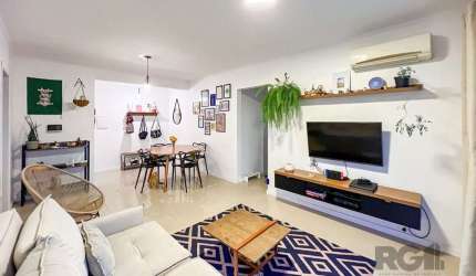 Descubra seu novo lar no coração de Marechal Rondon, Canoas, em um apartamento de 118 m² que brilha pelo seu ótimo preço e estado impecável. Localizado em um condomínio fechado, essa joia residencial 