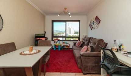 Sol manhã (leste) 2 dormitórios sacada em L 1 banheiro Living amplo com sala de estar/jantar integradas Cozinha Área de Serviço 4º andar, apenas 3 lances de escada 1 vaga coberta Este apartamento cont