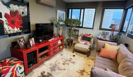 Apartamento de 1 Dormitório com suíte, lavabo, churrasqueira, vaga de garagem coberta, andar alto e vista panorâmica. Descubra este incrível apartamento semi-mobiliado, projetado por arquiteta, oferec