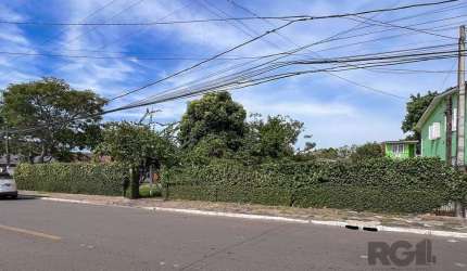 Venha conhecer este magnífico terreno residencial à venda em Canoas, localizado no charmoso bairro de Niterói. Com uma área total de 990 metros quadrados, esta propriedade desocupada oferece um ótimo 