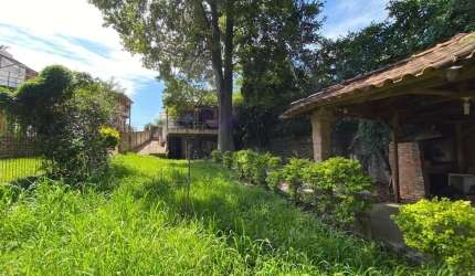 Descubra a oportunidade única de adquirir um terreno residencial desocupado no coração de Porto Alegre, na encantadora região do Cristal. Com um preço maravilhoso e uma localização estratégica, este t