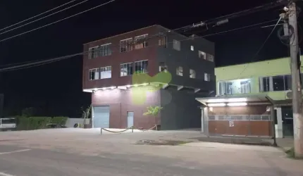 Prédio com loja pé direito 6mts e apartamentos, na estrada Linha Azul.