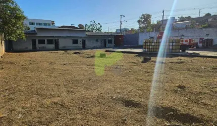Área em Imboassica, com edificação e infraestrutura.