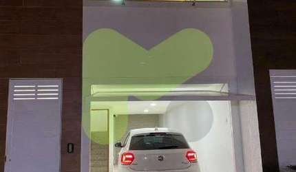 Casa triplex em condomínio a venda, 2 quartos sendo 1 suíte canadense, 2 vagas, Glória - Macaé/RJ.