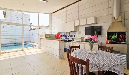 Casa térrea, 260 m², Próximo à praia da Enseada no Guarujá