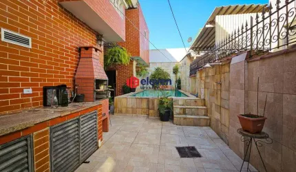 Casa Reformada com Piscina, 3 Suítes e Localização Privilegiada a 4 Quadras da Praia!