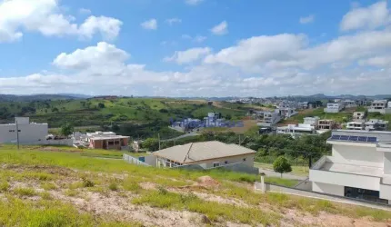 Terreno no Condomínio Verana com 497m² leve Declive