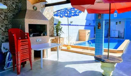 Casa reformada com piscina e 2 quartos à venda na Praia Grande, aceita financiamento bancário!