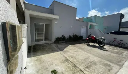 Alugo casa com 3 quartos em condomínio no Sim.