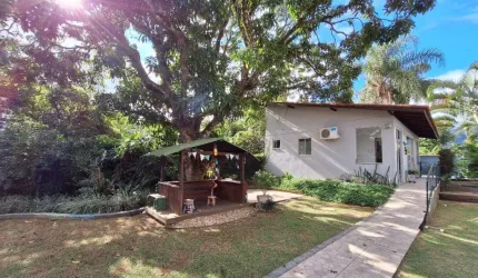Excelente casa com 4 dormitórios