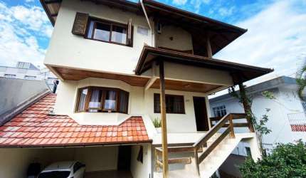 OPORTUNIDADE! Casa de 318m² na Trindade.