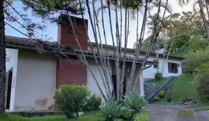 AMPLA CASA EM CONDOMINIO FECHADO/BOA PARA REFORMA